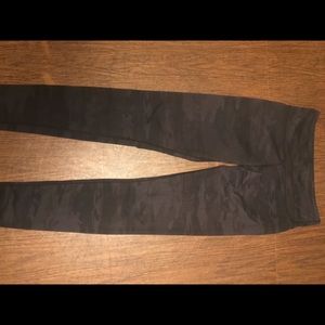 LULULEMON WUNDER UNDER CAMO WOMENS 6